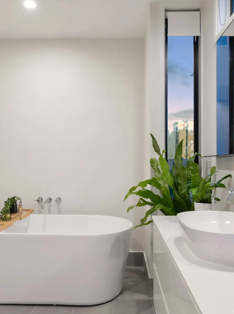 Baño con bañera exenta y luz natural