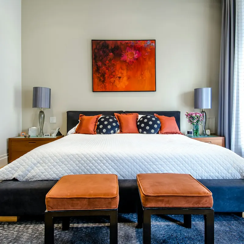 Dormitorio con banquetas en tono cobre